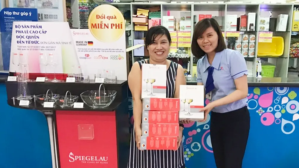 Khách hàng nhận miễn phí bộ tặng phẩm cao cấp