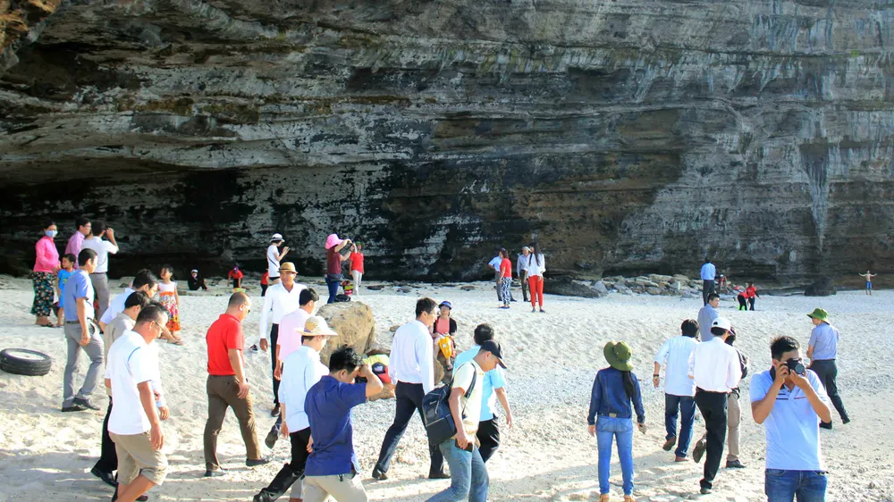 Du khách tham quan huyện đảo Lý Sơn  ​