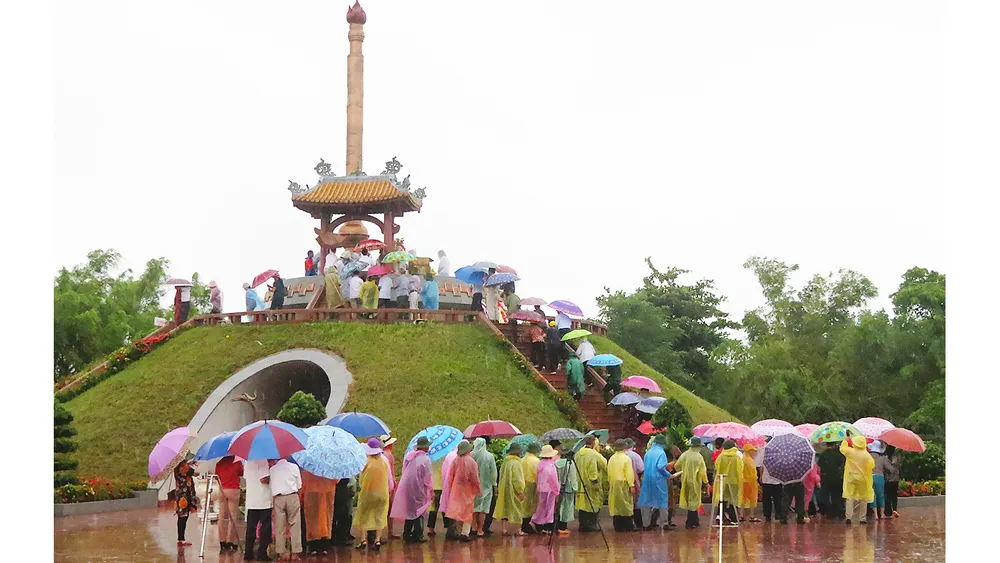 Tưởng niệm các liệt sĩ dưới mưa