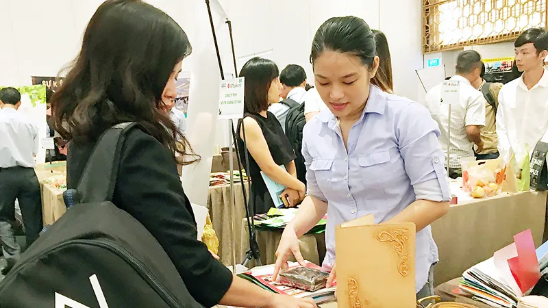 Doanh nghiệp giới thiệu sản phẩm làm từ da  tại thị trường TPHCM