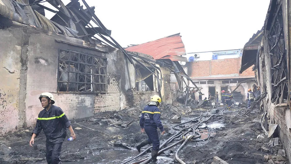 Hơn 240 chiến sĩ, 45 xe chữa cháy chống chọi đám cháy kinh hoàng tại Bình Chánh ảnh 5