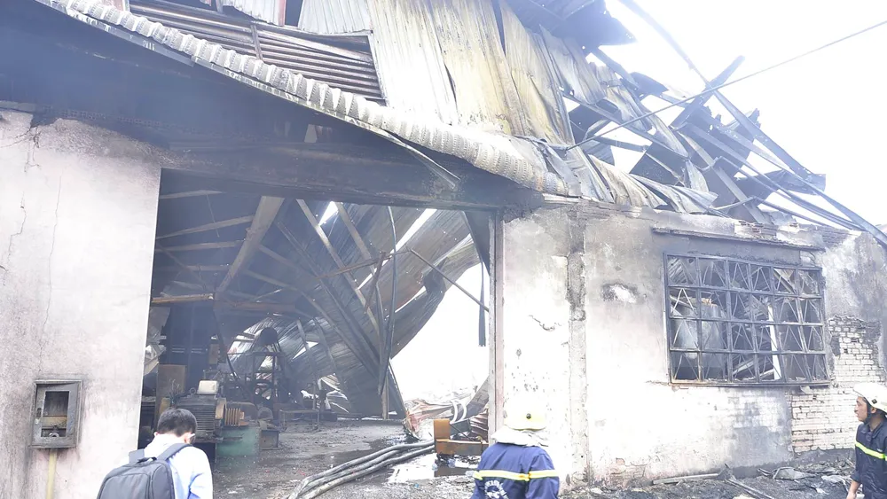 Hơn 240 chiến sĩ, 45 xe chữa cháy chống chọi đám cháy kinh hoàng tại Bình Chánh ảnh 9