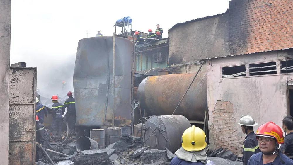 Hơn 240 chiến sĩ, 45 xe chữa cháy chống chọi đám cháy kinh hoàng tại Bình Chánh ảnh 6