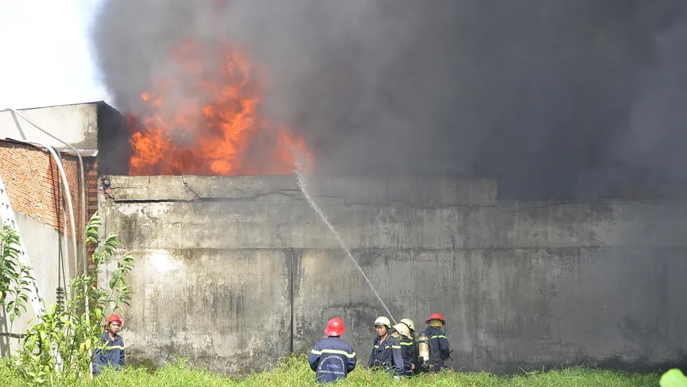 Hơn 240 chiến sĩ, 45 xe chữa cháy chống chọi đám cháy kinh hoàng tại Bình Chánh ảnh 2