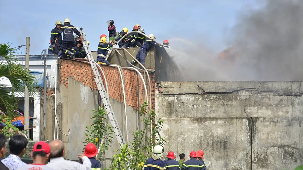 Nhiều cảnh sát tham gia chữa cháy tại Công ty Nhựa Tuấn Thông