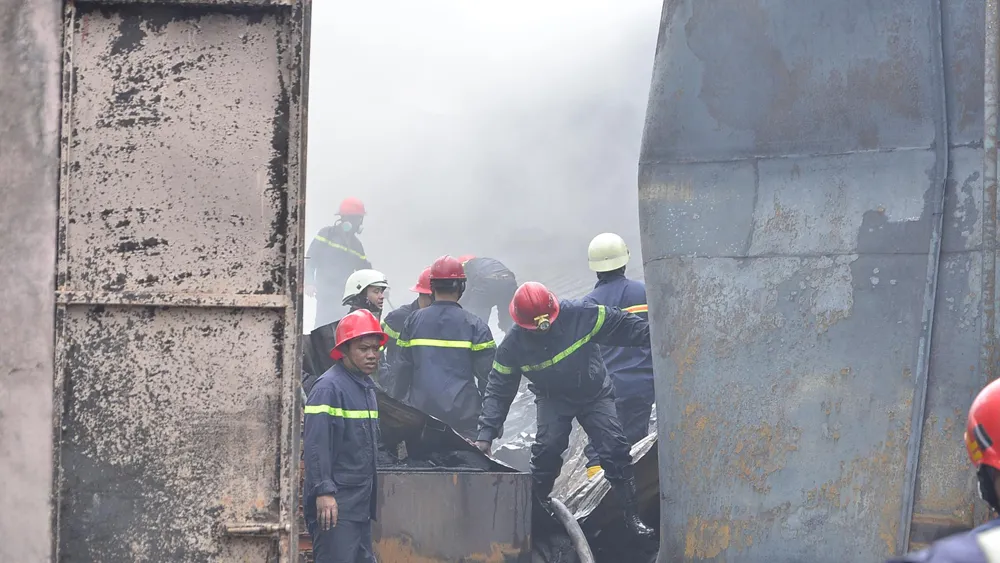 Hơn 240 chiến sĩ, 45 xe chữa cháy chống chọi đám cháy kinh hoàng tại Bình Chánh ảnh 10