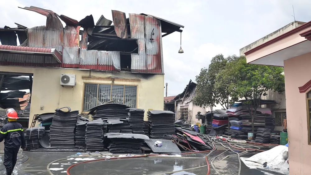 Hơn 240 chiến sĩ, 45 xe chữa cháy chống chọi đám cháy kinh hoàng tại Bình Chánh ảnh 8