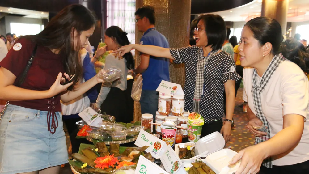 “Phiên chợ yêu thương” thu hút nhiều người tham gia