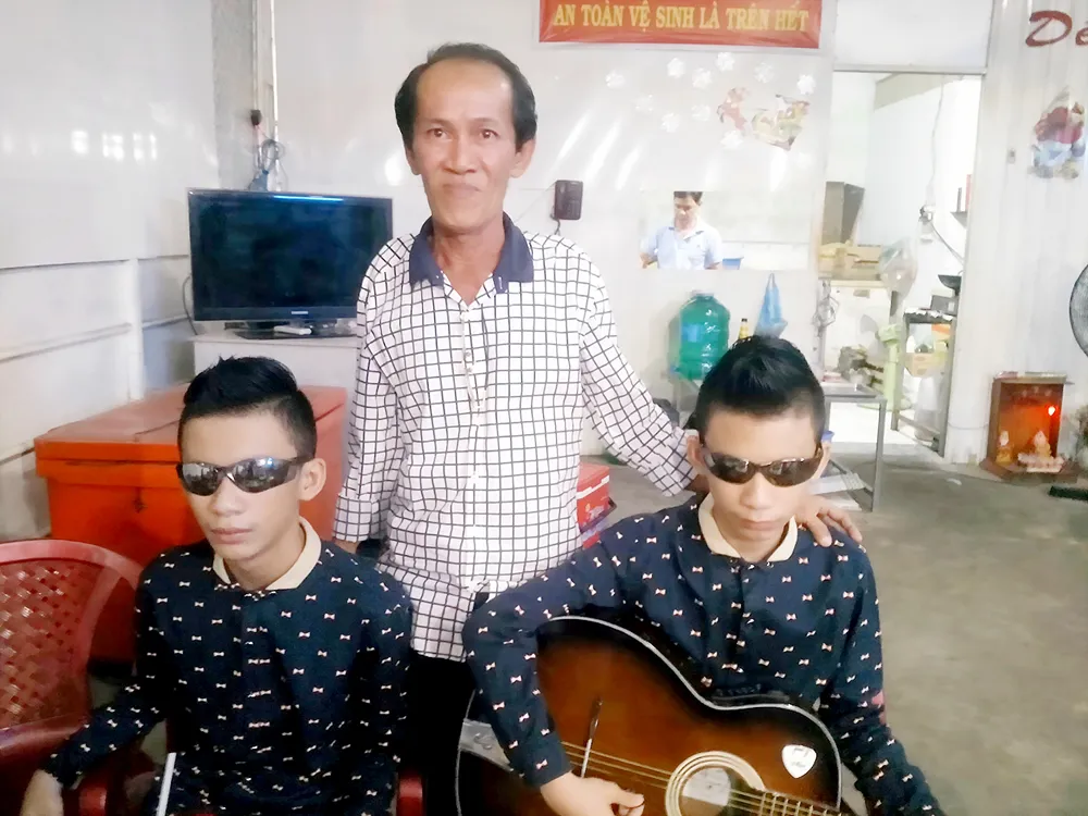 Bán vé số nuôi 2 cháu mù lòa ảnh 1