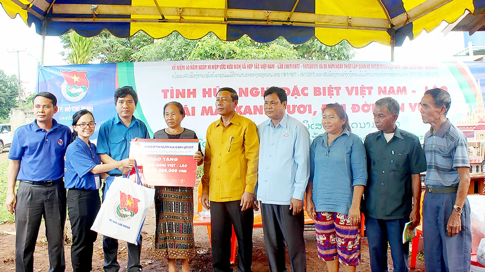 Sức trẻ tình nguyện trên đất bạn Lào ảnh 1
