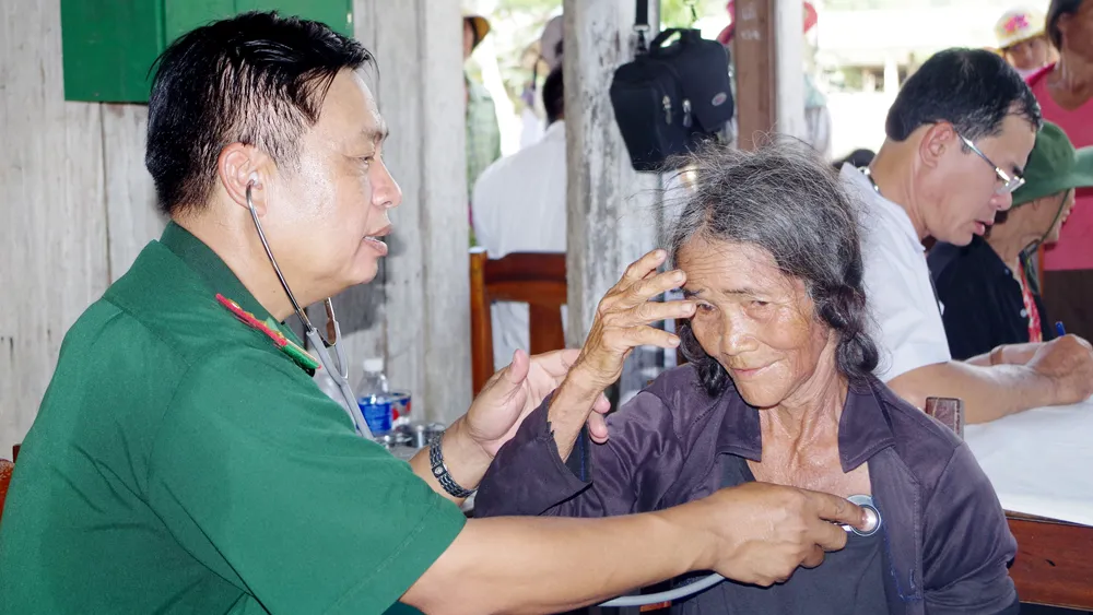 Khám bệnh, phát thuốc và tiếp sức đến trường cho người nghèo tại Quảng Nam ảnh 2