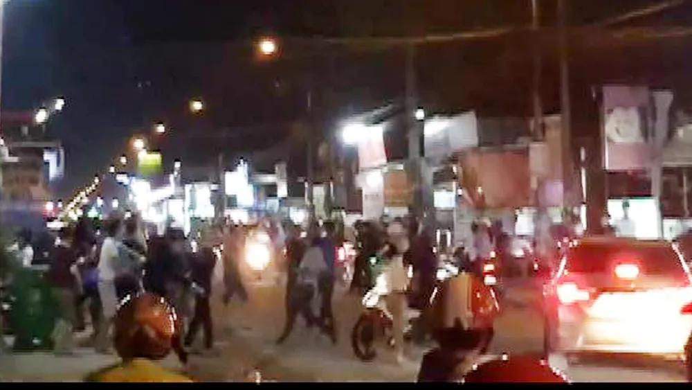 Các đối tượng xông vào chém nhau loạn xạ. Ảnh: cắt từ clip