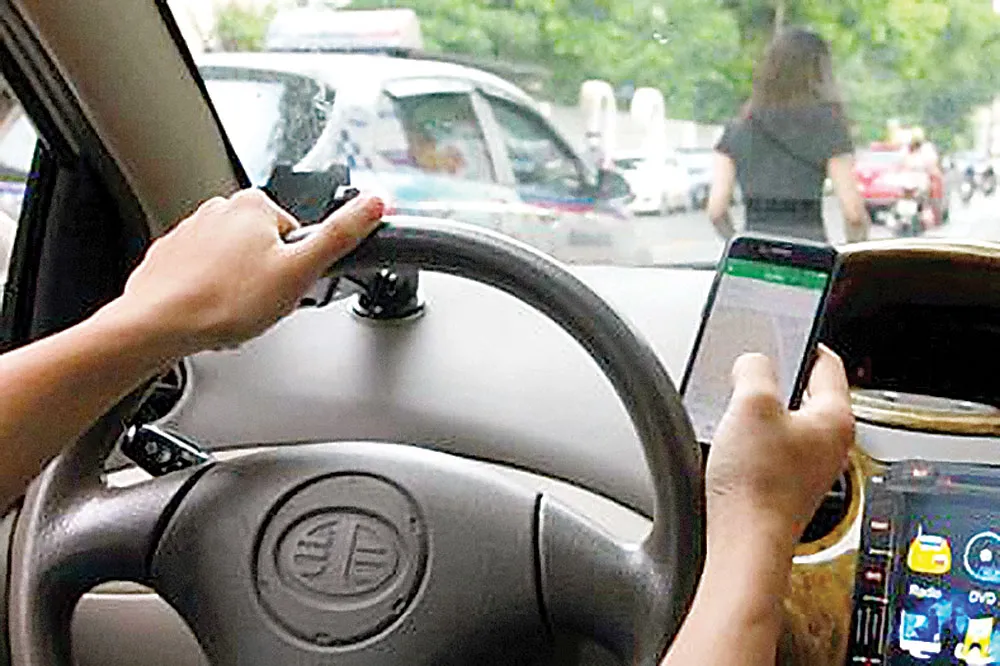 Giới trẻ Việt Nam thường xuyên mất tập trung khi tham gia giao thông ảnh 2