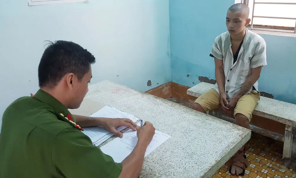 Giả sinh viên siết cổ tài xế xe ôm cướp tài sản giữa ban ngày  ảnh 1