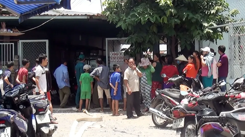 VIDEO: Giải cứu bé trai 3 tuổi bị người đàn ông khống chế, cầm bình xăng dọa đốt ảnh 1