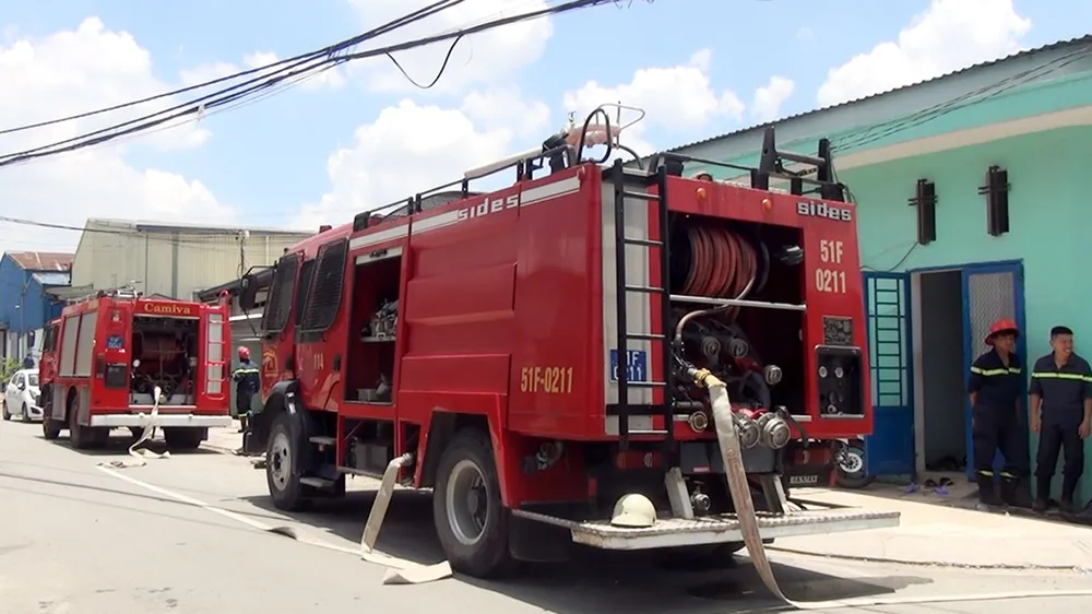 VIDEO: Giải cứu bé trai 3 tuổi bị người đàn ông khống chế, cầm bình xăng dọa đốt ảnh 2
