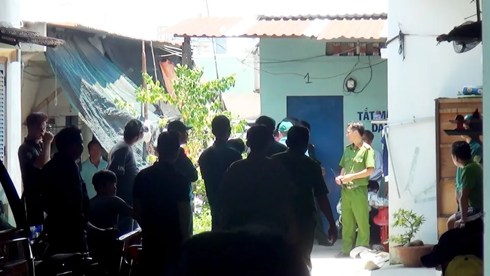 VIDEO: Giải cứu bé trai 3 tuổi bị người đàn ông khống chế, cầm bình xăng dọa đốt ảnh 3