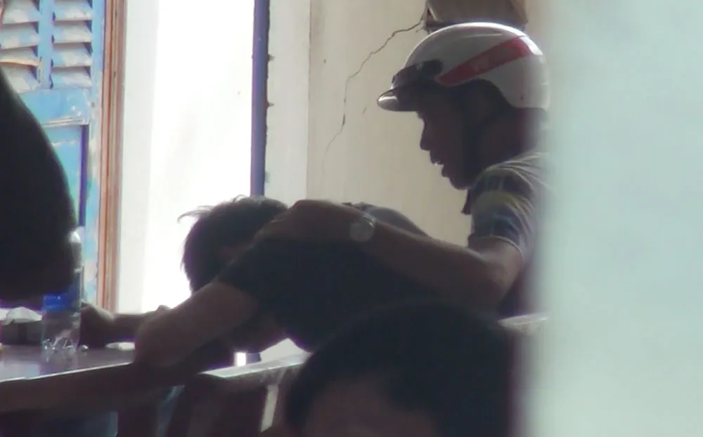 VIDEO: Giải cứu bé trai 3 tuổi bị người đàn ông khống chế, cầm bình xăng dọa đốt ảnh 4