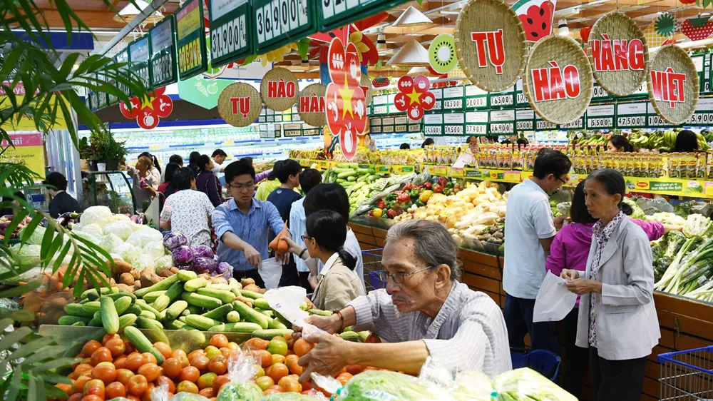 Khách hàng mua sắm tại hệ thống siêu thị Co.opmart 