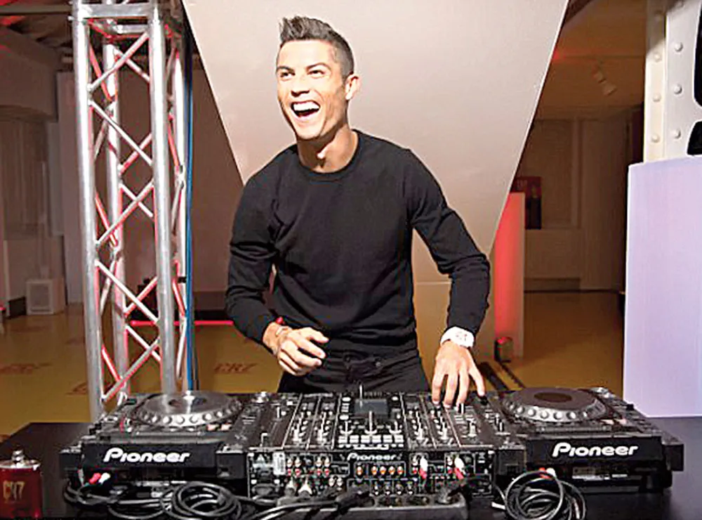 Ronaldo tất bật kiếm tiền ảnh 1