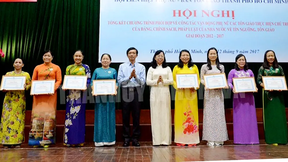 Phó Chủ tịch Hội LHPN TP Đỗ Thị Chánh (thứ 5 từ phải qua) trao bằng khen cho các tập thể. Ảnh: Website Thành ủy TPHCM