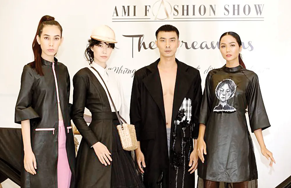 Mùa trình diễn thời trang cuối năm ảnh 1