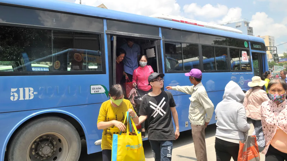 Nâng cao văn hóa đi xe buýt ảnh 1