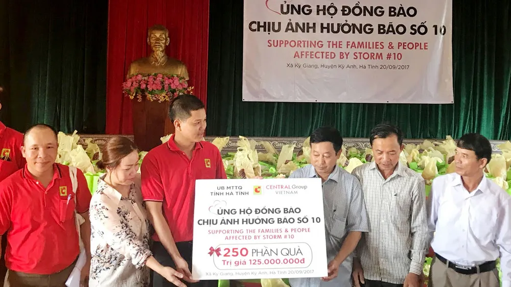 Giúp đồng bào bị ảnh hưởng từ bão số 10