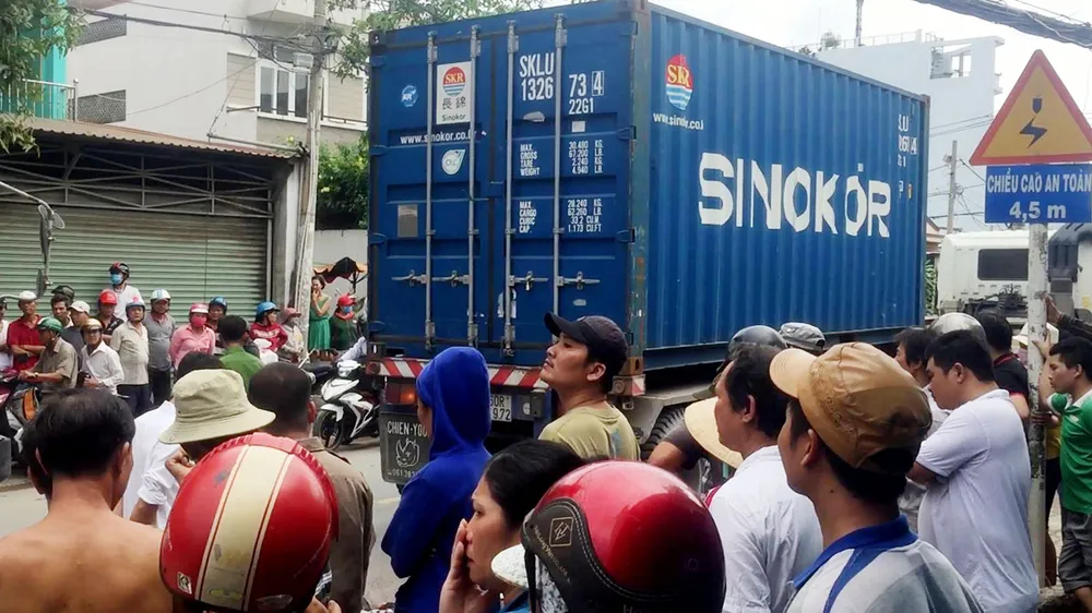 Xe container cán người tử vong rồi bỏ chạy ảnh 2