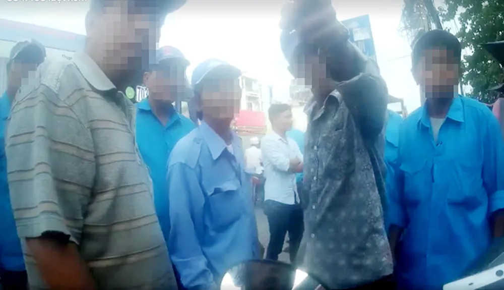 VIDEO: Tài xế GrabBike và xe ôm truyền thống đánh nhau tại Bến xe An Sương  ​ ảnh 2