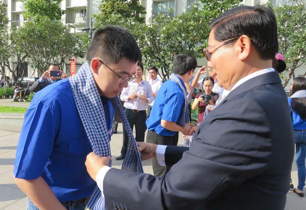 Tuổi trẻ TPHCM bắt đầu chương trình tình nguyện tại Vương quốc Campuchia ảnh 1