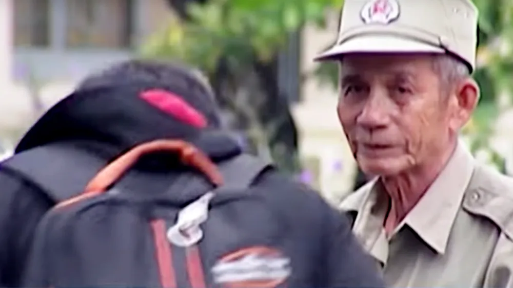  Không bắt buộc trong nội quy nhưng các em học sinh Trường THPT Lê Hồng Phong luôn cúi đầu chào bác bảo vệ khi tới trường suốt nhiều năm nay. Ảnh cắt từ clip