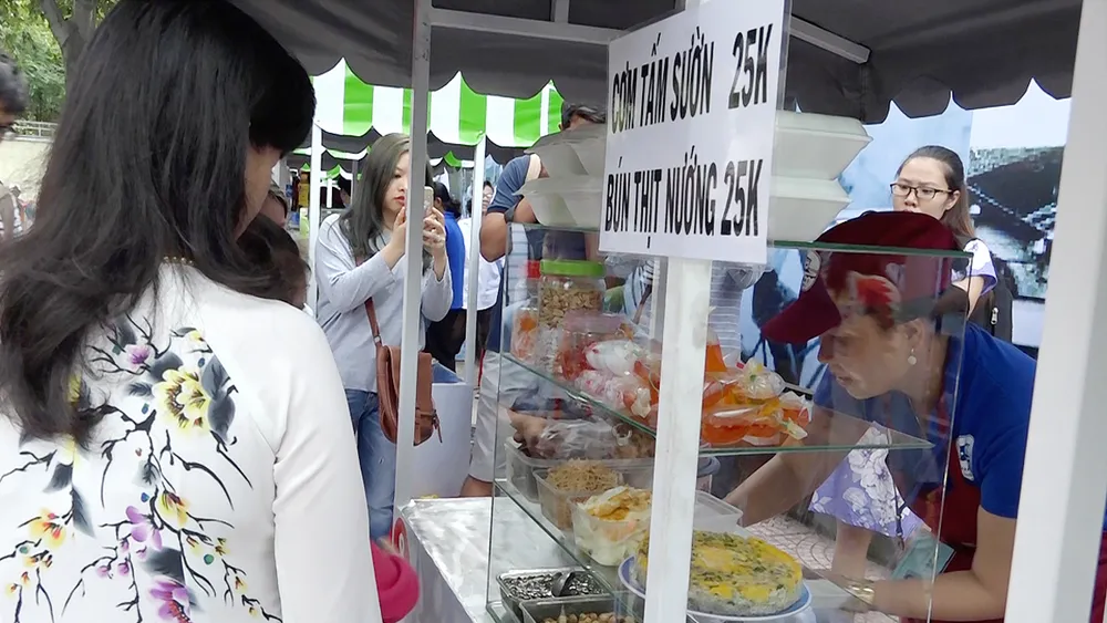 Phố hàng rong: Nhân văn nhưng có bền vững? ảnh 2