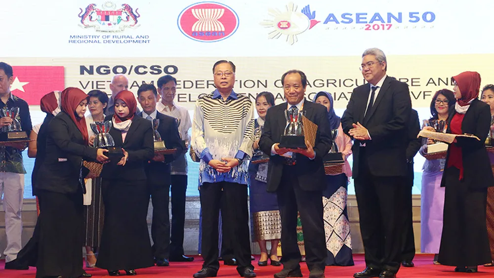Tổng hội NN&PTNTVN nhận giải thưởng Sáng kiến ASEAN về Phát triển nông thôn và xóa đói giảm nghèo ảnh 1