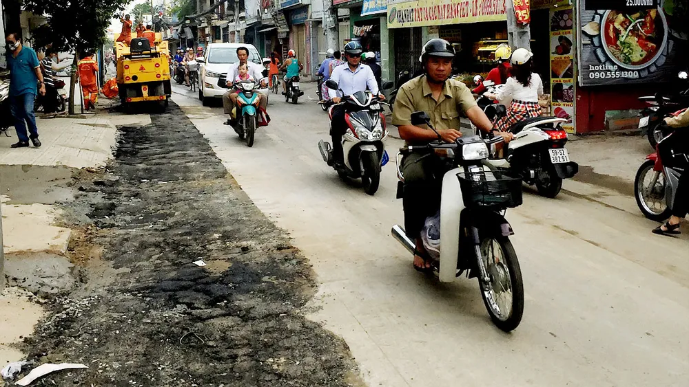 Mặt đường Thích Quảng Đức tan nát sau khi tái lập