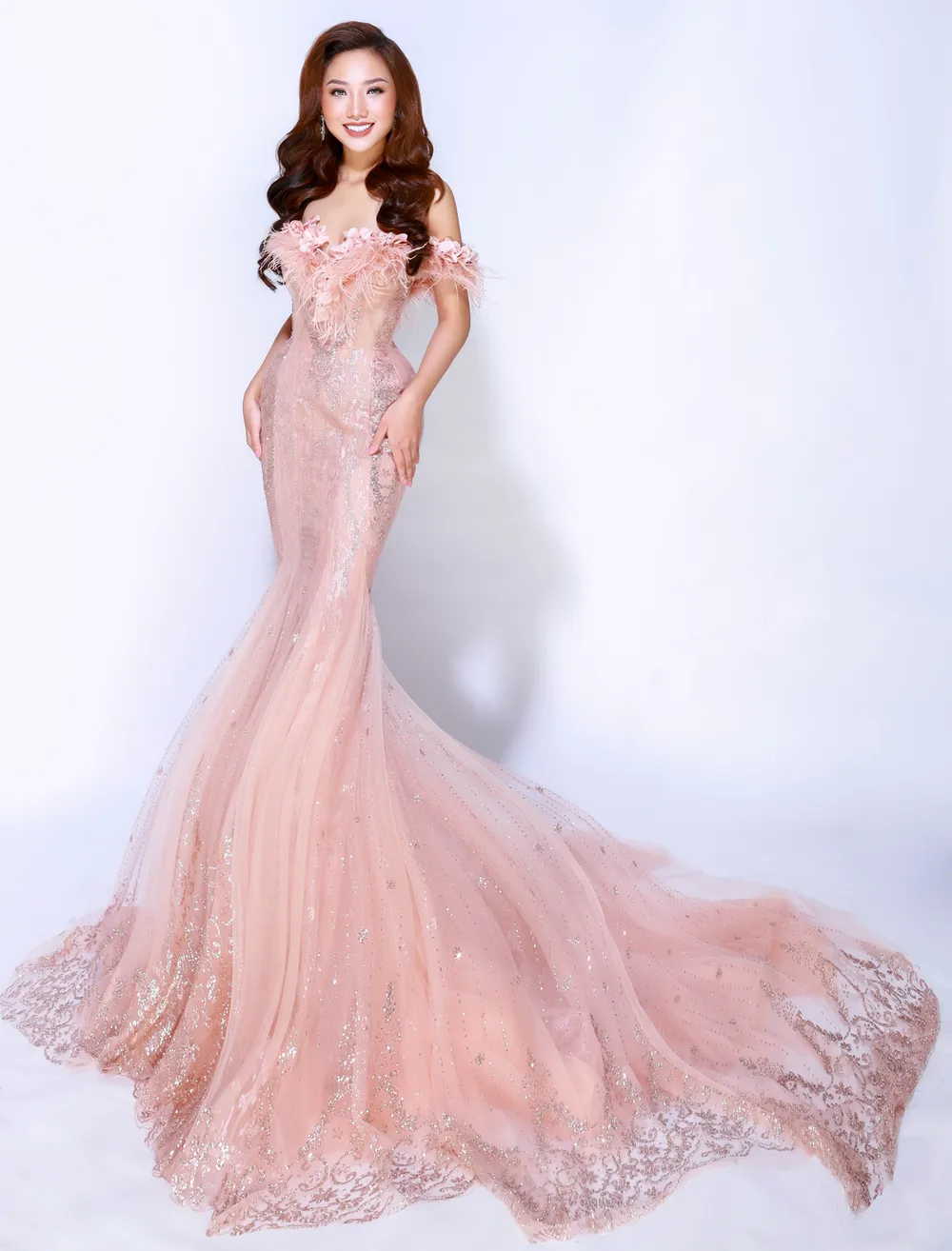 Hoàng Thu Thảo được cấp phép dự thi Nữ hoàng Sắc đẹp Toàn Cầu 2017 ảnh 2