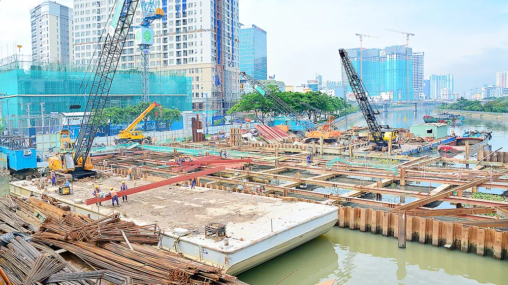 Cống ngăn triều Bến Nghé thuộc dự án giải quyết ngập do triều cường cho TPHCM có xét đến yếu tố biến đổi  khí hậu được kỳ vọng khi hoàn thành sẽ giải quyết ngập do triều cường cho diện tích 570km2 với 6,5 triệu dân  trong vùng dự án. Ảnh: Chủ đầu tư cung 