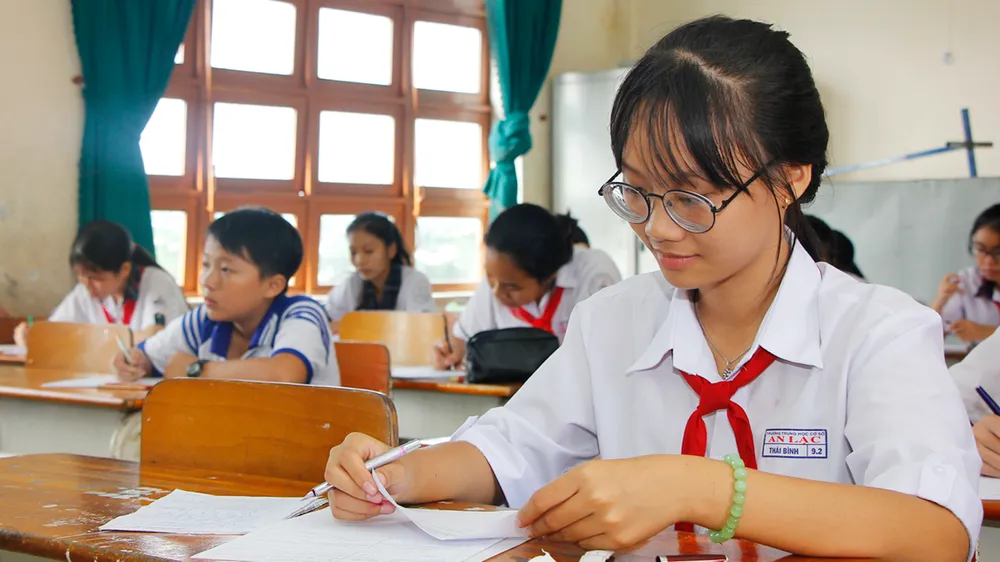 Thí sinh quận Bình Tân, TPHCM - đơn vị cuối cùng tổ chức vòng thi cấp quận cuộc thi Văn hay chữ tốt năm 2017 vào sáng 21-10-2017. Ảnh: ĐẶNG NHUNG