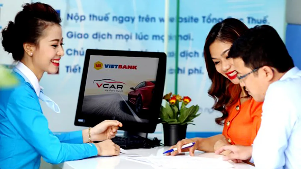 Nhân viên ngân hàng tư vấn tín dụng cho khách hàng
