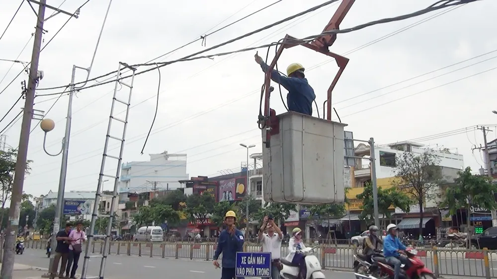 Xe bồn vướng dây điện hạ thế gây cháy nổ gần cây xăng  ảnh 3