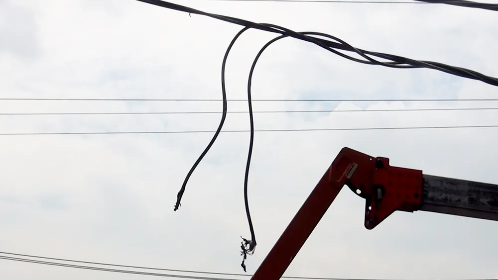 Xe bồn vướng dây điện hạ thế gây cháy nổ gần cây xăng  ảnh 2