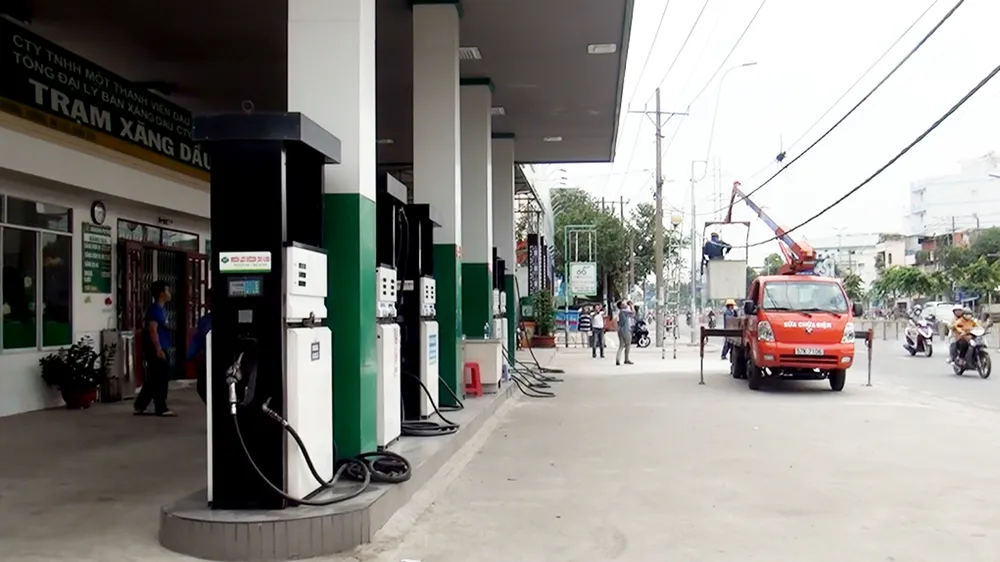 Xe bồn vướng dây điện hạ thế gây cháy nổ gần cây xăng  ảnh 1