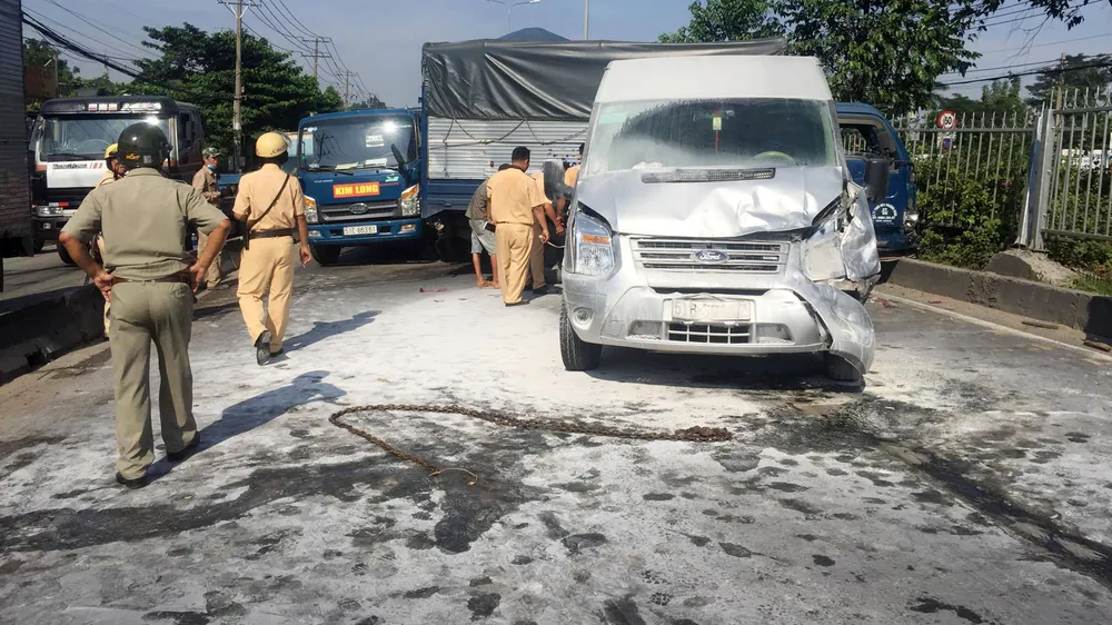 6 ô tô va chạm liên hoàn, xe khách 16 chỗ bốc cháy ảnh 6