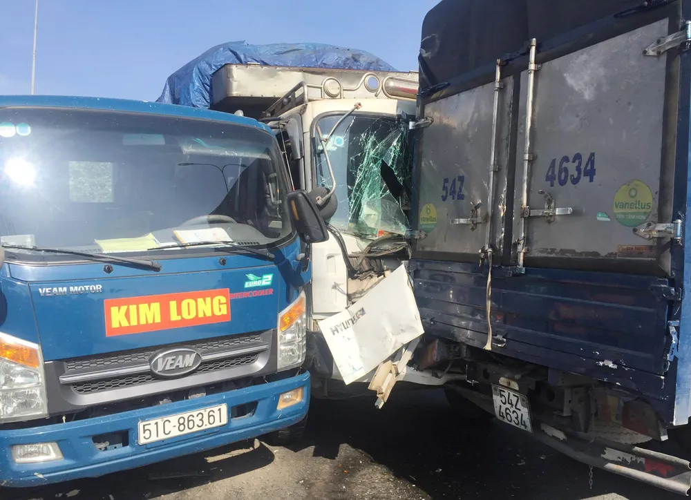 6 ô tô va chạm liên hoàn, xe khách 16 chỗ bốc cháy ảnh 2