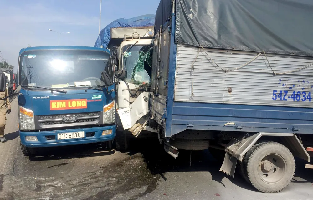 6 ô tô va chạm liên hoàn, xe khách 16 chỗ bốc cháy ảnh 1