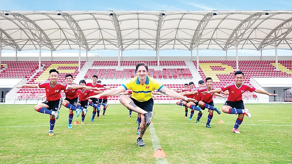 Khai trương cơ sở mới - tổ chức giao hữu quốc tế và bổ nhiệm giám đốc bóng đá