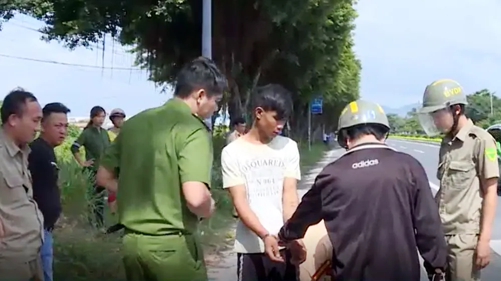 VIDEO: Bắt đối tượng ngáo đá dùng dao khống chế phụ nữ mang thai  ảnh 3