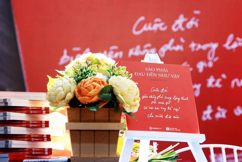 “Hiện tượng thơ” Nguyễn Phong Việt ra mắt tập thơ “Sao phải đau đến như vậy” ảnh 3