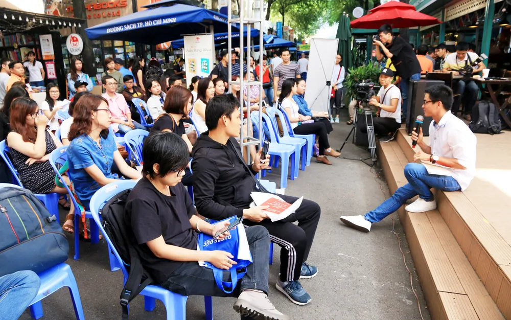 “Hiện tượng thơ” Nguyễn Phong Việt ra mắt tập thơ “Sao phải đau đến như vậy” ảnh 2