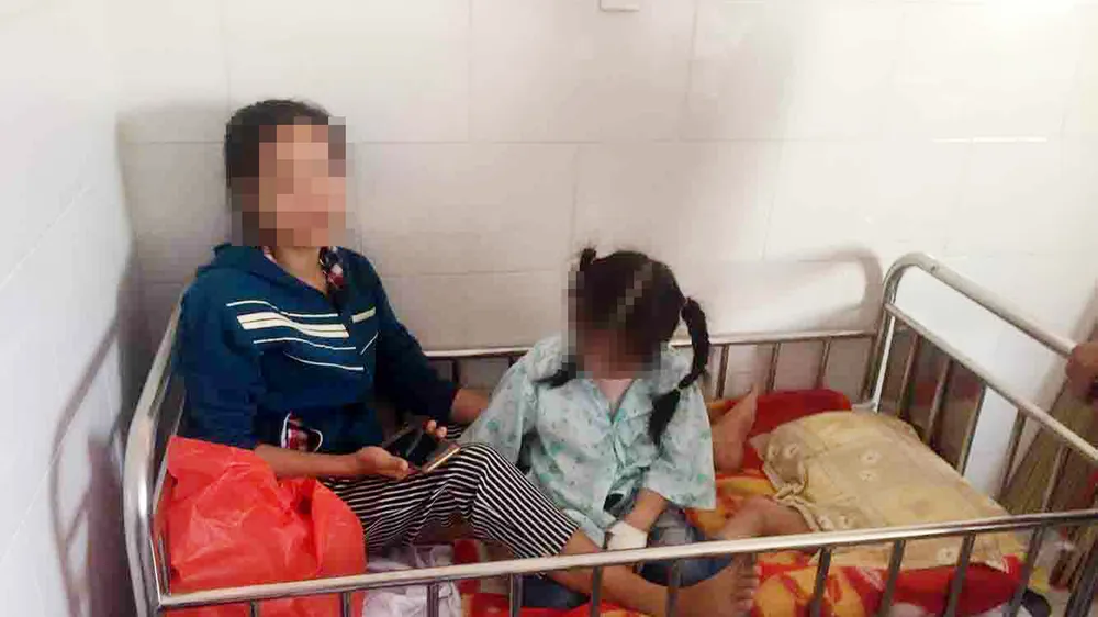 Hàng trăm học sinh tiểu học tại TPHCM nghỉ học nghi do ngộ độc thức ăn ở trường ảnh 2